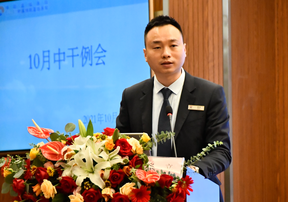 魏勇副院长主持了表彰仪式,向本次职称晋升的医护人员表示热烈